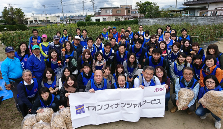 綿花収穫ボランティア活動に参加した従業員およびご家族
